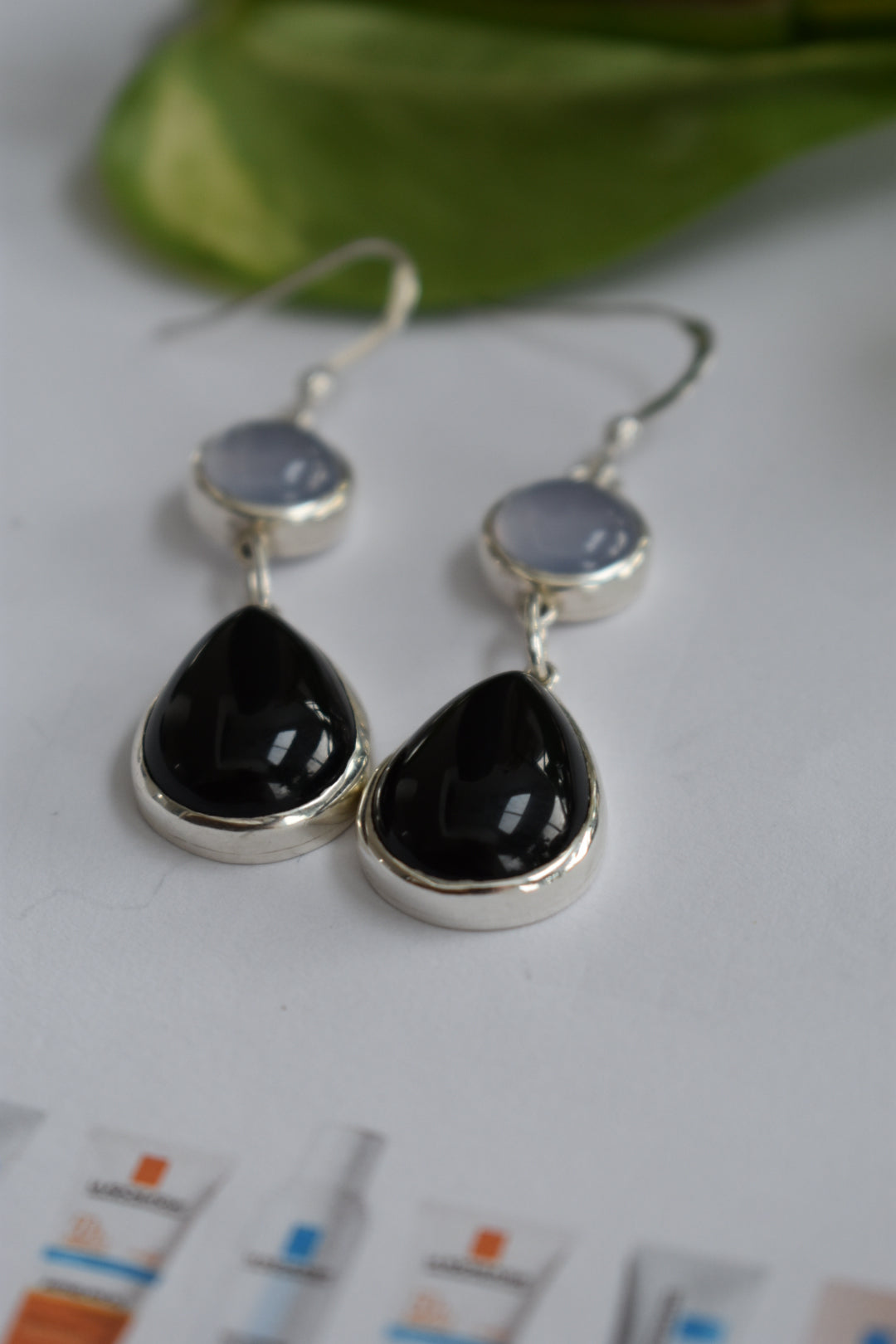 Boucles D'oreilles Agates Noires 18x13 et Calcédoines 10mm