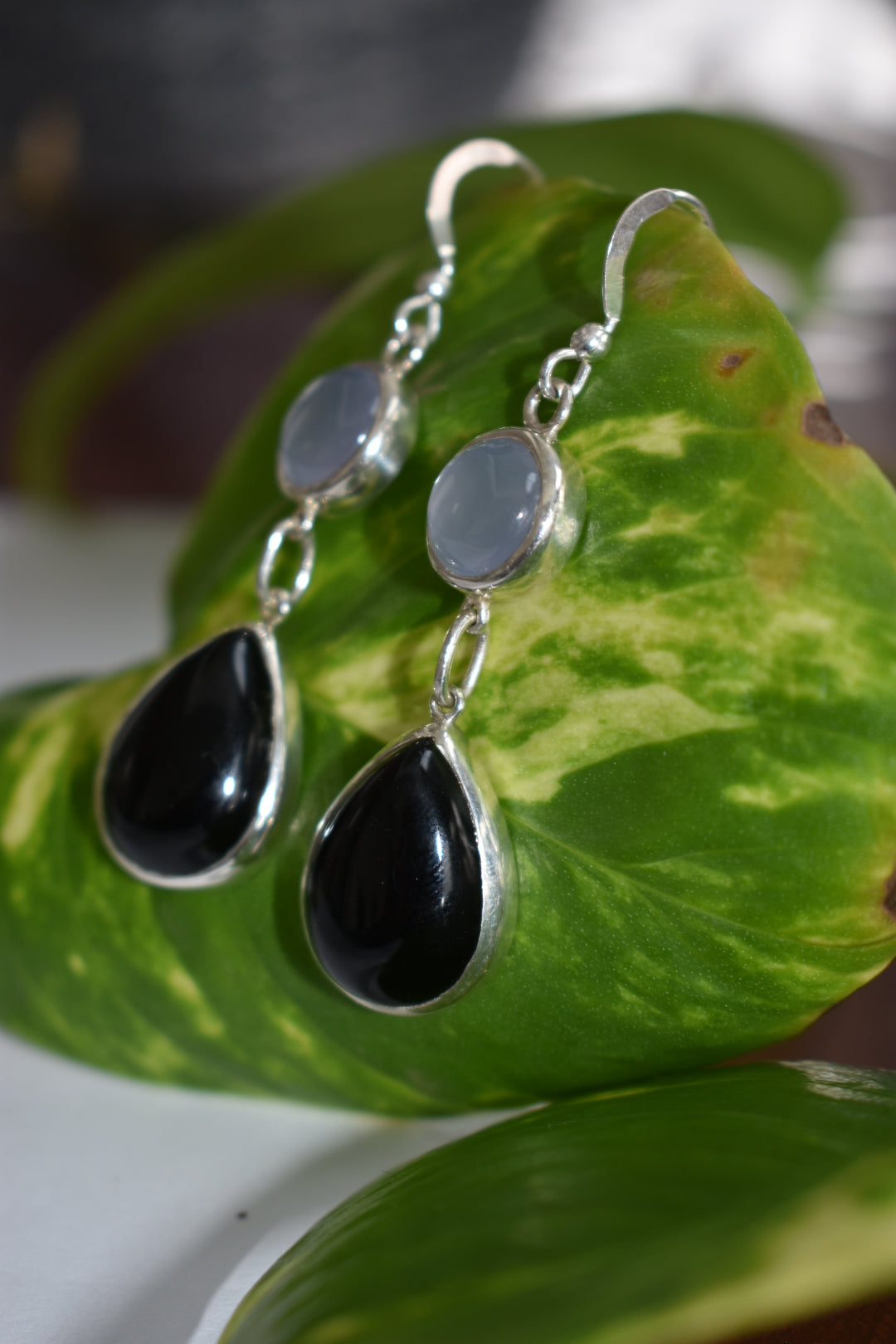 Boucles D'oreilles Agates Noires 18x13 et Calcédoines 10mm